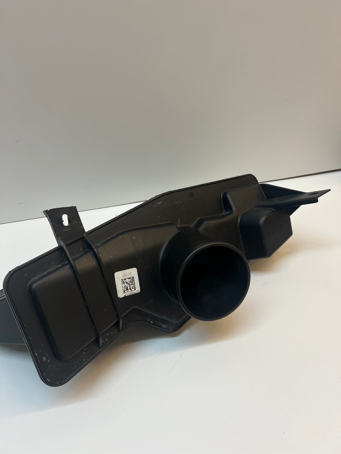 2020- 2024 INTAKE BEZEL ASSEMBLY, RIGHT